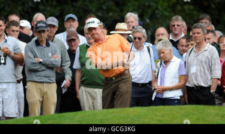 Golf - BMW PGA Championship 2010 - erster Tag - Wentworth Golf Club. Der Spanier Miguel Angel Jimenez spielt während der BMW PGA Championship im Wenworth Golf Club, Surrey, aus dem Rough auf dem 4. Loch. Stockfoto