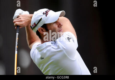 Golf - BMW PGA Championship 2010 - erster Tag - Wentworth Golf Club. Bradley Dredge von Wales schlägt während der BMW PGA Championship im Wenworth Golf Club, Surrey, am 12. Loch ab. Stockfoto