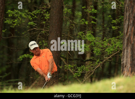 Der spanische Miguel Angel Jimenez spielt den Wald auf dem 14. Loch Stockfoto