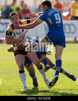 James Donaldson von Bradford Bulls (links) wird von Sam Burgess von Leeds Rhinos (Mitte) während des Engage Super League-Spiels im Grattan Stadium, Bradford, angegangen. Stockfoto