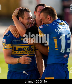 Danny McGuire von Leeds Rhinos (links) feiert seinen dritten Versuch mit Greg Eastwood und Kapitän Kevin Sinfield (rechts) während des Engage Super League-Spiels im Grattan Stadium, Bradford. Stockfoto