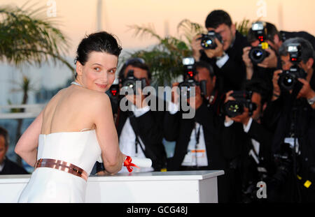 Juliette Binoche mit dem Preis für die beste Leistung einer Schauspielerin für ihre Rolle in Certified Copy beim 63. Filmfestival in Cannes, Frankreich. Stockfoto