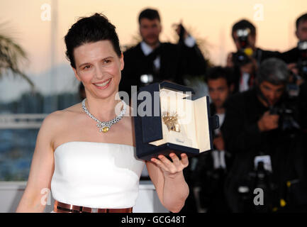 Juliette Binoche mit dem Preis für die beste Leistung einer Schauspielerin für ihre Rolle in Certified Copy beim 63. Filmfestival in Cannes, Frankreich. Stockfoto