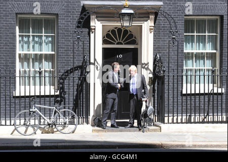 Premierminister David Cameron sieht den Bürgermeister von London, Boris Johnson, nach einem Treffen in der Downing Street Nr. 10 aus Stockfoto