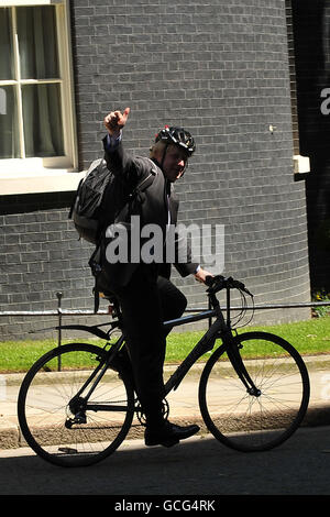 Der Bürgermeister von London, Boris Johnson, verlässt nach einem Treffen mit dem neuen Premierminister David Cameron mit dem Fahrrad die No10 Downing Street. Stockfoto