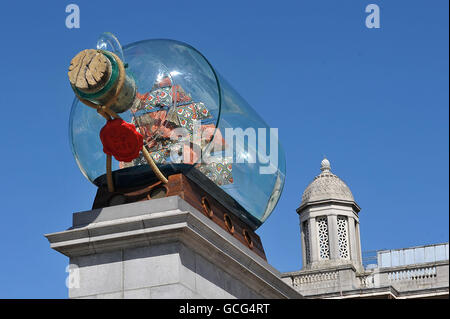 Das neue Werk der Künstlerin Yinka Shonibare, Nelson's Ship in A Bottle, wird auf dem vierten Sockel am Trafalgar Square in London enthüllt. Stockfoto