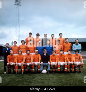 Mannschaftsgruppe des FC Blackpool, 1970-71. (Hintere Reihe, L-R) Glyn James, Bill Bentley, Trainer, Micky Burns, ? (Mittlere Reihe, L-R) Trainer, Dave Hatton, Peter Nicholson, Terry Alcock, Harry Thomson, Adam Blacklaw, Fred Pickering, Graham Rowe, Trainer. (Erste Reihe, L-R) Tommy Hutchison, ? Alan Suddick, Jimmy Armfield, Manager Les Shannon, Tony Green, ? ? ? Stockfoto