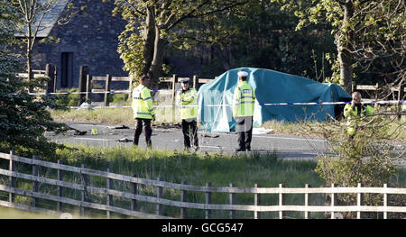 Polizei am Tatort auf der A66 bei Keswick in Cumbria, wo drei Menschen starben und vier nach einem Unfall mit einem Schultrainer ums Leben kämpften. Stockfoto