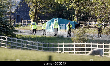 Polizei am Tatort auf der A66 bei Keswick in Cumbria, wo drei Menschen starben und vier nach einem Unfall mit einem Schultrainer ums Leben kämpften. Stockfoto