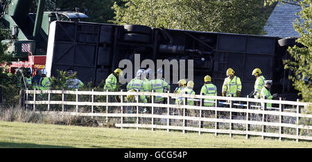 Notfallhelfer am Tatort auf der A66 in der Nähe von Keswick in Cumbria, wo drei Menschen starben und vier nach einem Unfall mit einem Schultrainer ums Leben kämpften. Stockfoto