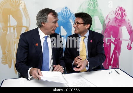 Sebastian Coe (rechts), Vorsitzender des Londoner Organisationskomitees der Olympischen und Paralympischen Spiele, und John Scott (links), der Chief Executive der Commonwealth Games 2014 in Glasgow, während der gemeinsamen Fotodrehung von London 2012 und Glasgow 2014 im Scotstoun Stadium, Glasgow. Stockfoto