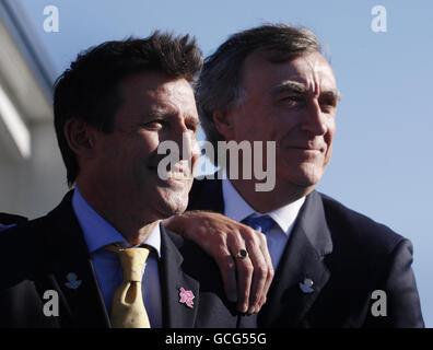 Sport - London 2012 und Glasgow 2014 unterzeichnen Absichtserklärung - Scotstoun Stadium. Sebastian Coe (links) und John Scott (rechts) während der gemeinsamen Fotozelle London 2012 und Glasgow 2014 im Scotstoun Stadium, Glasgow. Stockfoto