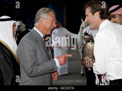 Der Prinz von Wales (Mitte) kommt im BFI Imax Kino im Zentrum von London zur Premiere des Films Arabia an, einer 3D-Dokumentation, die die Geschichte und Kultur Saudi-Arabiens feiert. Stockfoto