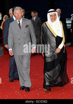 Der Prinz von Wales (links) und seine Königliche Hoheit Prinz Turki Al Faisal bin Abdul Aziz Al Saud kommen im BFI Imax Cinema im Zentrum von London zur Premiere des Films Arabia an, einer 3D-Dokumentation, die die Geschichte und Kultur Saudi-Arabiens feiert. Stockfoto