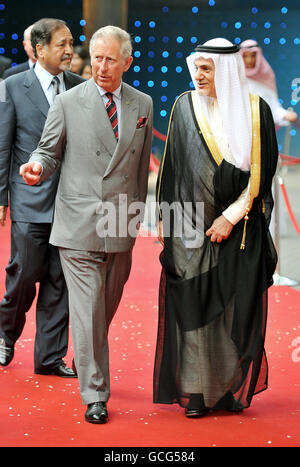 Der Prinz von Wales (links) und seine Königliche Hoheit Prinz Turki Al Faisal bin Abdul Aziz Al Saud (rechts) kommen im BFI Imax Kino im Zentrum von London zur Premiere des Films Arabia an, einer 3D-Dokumentation, die die Geschichte und Kultur Saudi-Arabiens feiert. Stockfoto