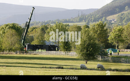 Notfallhelfer am Tatort auf der A66 in der Nähe von Keswick in Cumbria, wo drei Menschen starben und vier nach einem Unfall mit einem Schultrainer ums Leben kämpften. Stockfoto