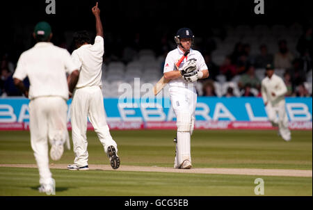 Englands Ian Bell verlässt das Feld, nachdem er während des ersten npower Test Match in Lords, London, von Bannschs Rubel Hossain entlassen wurde. Stockfoto