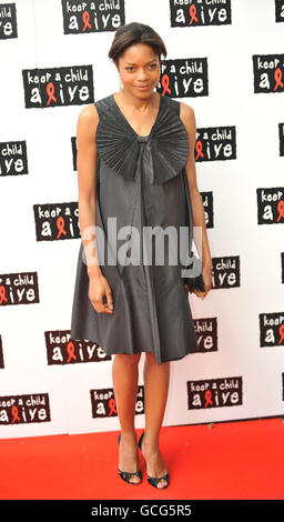 Naomie Harris kommt in der St. John's Church, Westminster, zum Black Ball, um ein Kind am Leben zu halten. Stockfoto