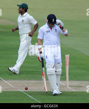 Cricket - npower First Test - Tag zwei - England gegen Bangladesch - Lord's. Englands Matt Prior, nachdem er ausgelaufen war Stockfoto