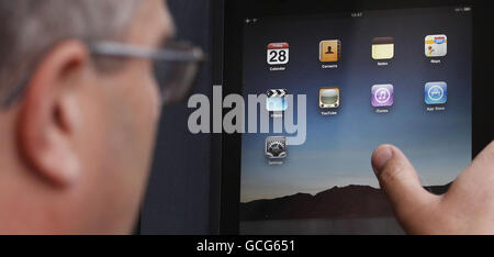 Ein Mann nutzt sein neues iPad vor dem Apple Store in Glasgow. Stockfoto