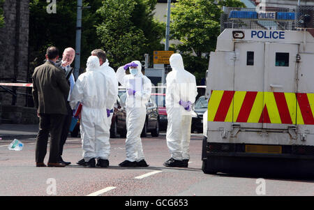 Auf der Shankill Road wurde ein Mensch getötet. Polizei und forensische Beamte schließen ein Gebiet an der Shankill Road in Belfast ab. Stockfoto