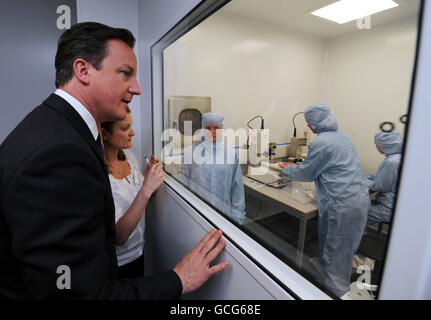 Premierminister David Cameron blickt durch ein Fenster in den Reinraum, während die Arbeiten im Surgical Innovations-Gebäude in Leeds weiterlaufen, als die Hightech-medizinische Geräte herstellen. Stockfoto