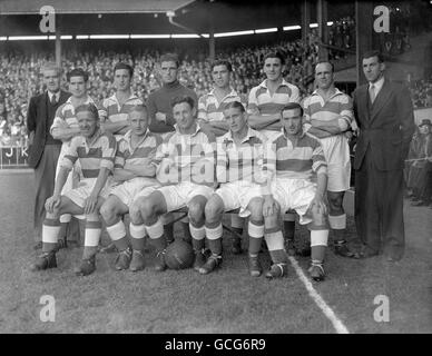 Queens Park Rangers Mannschaftsgruppe. (Hintere Reihe, L-R) J Eggleton (Trainer) Ivor Powell, George Powell, Reg Allen, Albert Smith, Albert Addenal, Arthur Jefferson und Dave Mangnall (Manager). (Erste Reihe, L-R) William McEwan, Cyril Hatton, George Smith (Kapitän) Donald Mills und John Hartburn Stockfoto