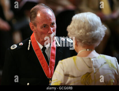 Tim Hollis, Chief Constable der Humberside Police, erhält von der britischen Königin Elizabeth II während der Investituren im Buckingham Palace in London einen CBE. Stockfoto