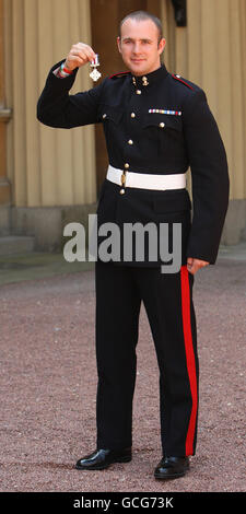 Gunner Steven Gadsby, nachdem er sein auffälliges Gallantry Cross von der britischen Königin Elizabeth II. Im Buckingham Palace, London, erhalten hatte. Stockfoto