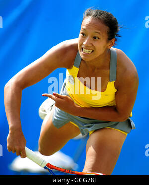 Tennis - die AEGON Trophy 2010 - Tag drei - Nottingham Tennis Center. Die britische Anne Keothavong ist während der AEGON Trophy im Nottingham Tennis Center gegen die russische Valeria Savinykh im Einsatz. Stockfoto