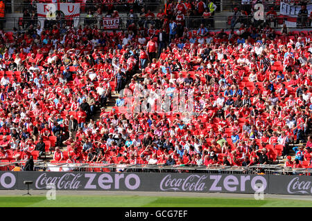 Fußball - Coca-Cola Football League Two - Play Off - Finale - Dagenham und Redbridge gegen Rotherham United - Wembley Stadium. Gesamtansicht der Fans in den Tribünen Stockfoto