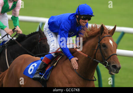 Pferderennen - Nottingham Racecourse. rio de La Plata von Frankie Dettori geritten schlägt Stadtbild, um die totepool Flexi Betting Conditions Stakes zu gewinnen Stockfoto