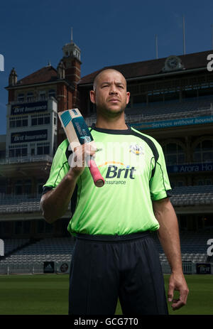 Cricket - Surrey Pressekonferenz - Andrew Symonds Ankunft. Andrew Symonds von Surrey CCC posiert im neuen Twenty 20 Shirt im Brit Oval Stockfoto