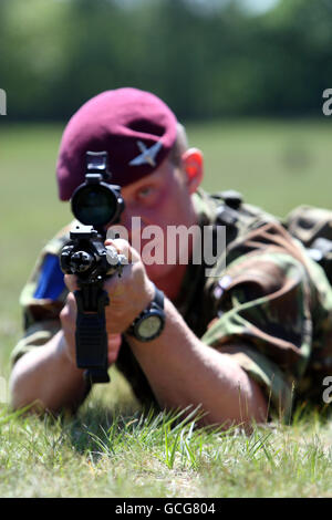 Bisher unveröffentlichtes Foto eines Soldaten aus 2 para, der das neue Scharfschützengewehr an einem Tag der offenen Tür an der Army Training College in Pirbright, Surrey, vorführt. Royal Marines, die in Afghanistan dienen, sind die ersten britischen Truppen, die ein mächtiges neues Langstreckengewehr an der Front einsetzen, teilte das Verteidigungsministerium heute mit. Stockfoto