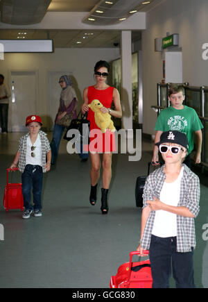 Victoria Beckham erreicht den Londoner Flughafen Heathrow mit ihren Söhnen Brooklyn (hinten, rechts), Romeo (vorne rechts) und Cruz (links) aus Los Angeles. DRÜCKEN SIE VERBANDSFOTO. Bilddatum: Sonntag, 6. Juni 2010. Bildnachweis sollte lauten: Steve Parsons/PA Wire Stockfoto