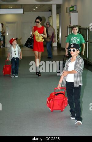 Victoria Beckham erreicht den Londoner Flughafen Heathrow mit ihren Söhnen Brooklyn (hinten, rechts), Romeo (vorne rechts) und Cruz (links) aus Los Angeles. Stockfoto