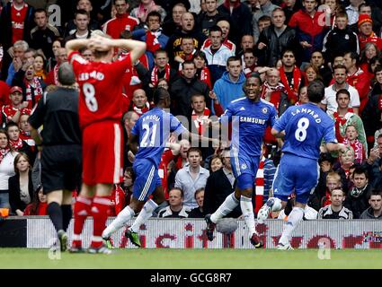 Chelsea's Didier Drogba (2. Rechts) Feiert nach dem Scoring das erste Tor des Spiels als Liverpools Steven Gerrard (links) sieht entmutet aus Stockfoto