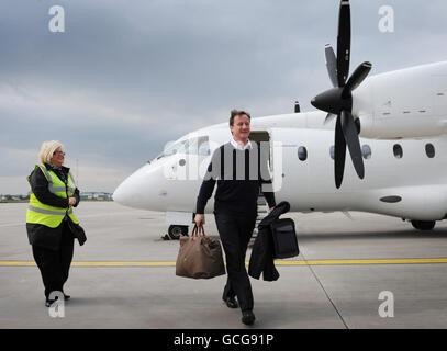 Der konservative Parteichef David Cameron kommt heute vor dem Start seiner 24-stündigen Tour durch Großbritannien am Flughafen Glasgow in Schottland an. Stockfoto