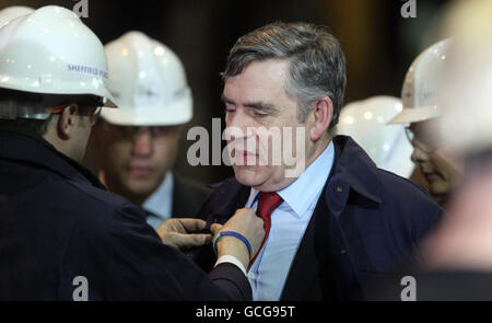 Premierminister Gordon Brown hat bei einem Besuch bei Sheffield Forge Masters ein Funkmikrofon entfernen lassen. Stockfoto