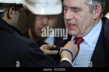 Premierminister Gordon Brown hat bei einem Besuch bei Sheffield Forge Masters ein Funkmikrofon entfernen lassen. Stockfoto