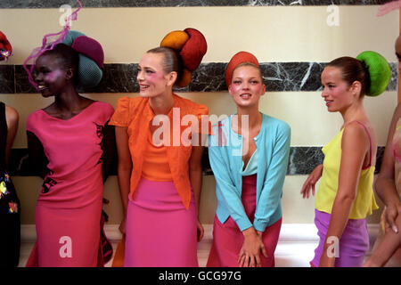 MODELLE WIE KATE MOSS (2. RECHTS), ALEK WEK (LINKS) UND MICK JAGGERS TOCHTER JADE JAGGER (RECHTS) WARTEN HINTER DEN KULISSEN DER MATTHEW WILLIAMSON SHOW AUF DER LONDONER FASHION WEEK Stockfoto