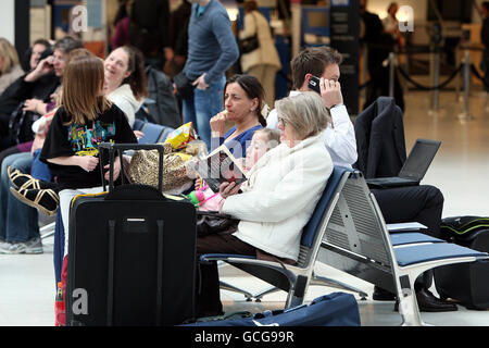 Passagiere, die am George Best Belfast City Airport warteten, waren auf lange Verspätungen vorbereitet, nachdem Vulkanasche die Schließung des Luftraums ab 7 Uhr morgens forcierte. Stockfoto