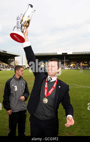 Fußball - Coca-Cola Football League Two - Notts County / Cheltenham Town - Meadow Lane. Steve Cotterill, Manager von Notts County, hebt die Coca-Cola Football League Two Trophy an Stockfoto