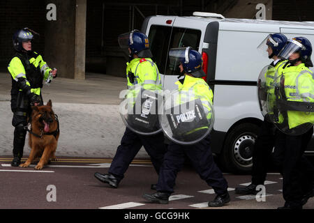 Police Stock, Aylesbury. Polizeibeamte in Aufstandsausrüstung in Aylesbury, Bucks Stockfoto