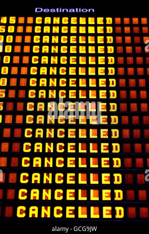 Ein Board zeigt stornierte Abflüge am Flughafen Dublin, der von 11:00 Uhr bis mindestens Mitternacht geschlossen wurde, was Tausende von Passagieren zu Reisemisere führte. Stockfoto