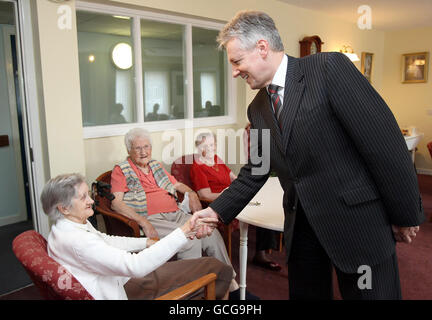 Der DUP-Chef Peter Robinson trifft die Bewohner von Elmgrove Manor auf dem Wahlkampfpfad im Osten von Belfast. Stockfoto