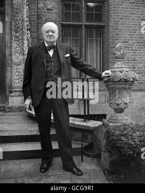 Winston Churchill in seinem Heimatort Chartwell, Westerham, Kent, als er die Führung des Wahlkampfs der Konservativen Partei für die Parlamentswahlen übernahm, wie Clement Attlee angekündigt hatte. Stockfoto