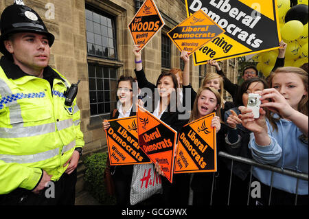 Nick Clegg, Vorsitzender der Liberaldemokratischen Partei, wird von jungen Anhängern bejubelt, als er heute Nachmittag zu einem Treffen mit Studenten der Universität in Durham eintrifft. Stockfoto