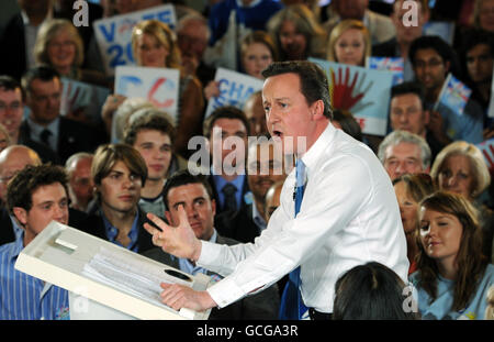 Der konservative Parteivorsitzende David Cameron hält am letzten Tag der Wahlkampagne in Bristol eine Kundgebung von Anhängern ab. Stockfoto