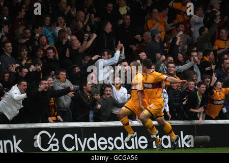 Giles Coke von Motherwell feiert mit John Sutton, nachdem er während der Clydesdale Bank Scottish Premier League, Fir Park, Motherwell sein Eröffnungstreffer erzielt hatte. Stockfoto